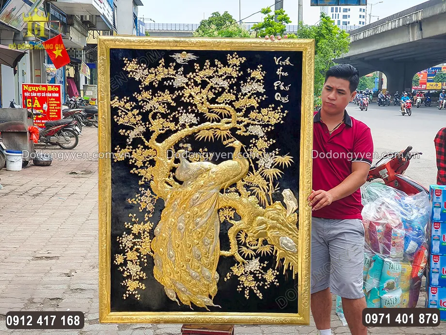 Từng họa tiết hoa văn được chạm th&uacute;c nổi v&ocirc; c&ugrave;ng sinh động, sắc n&eacute;t